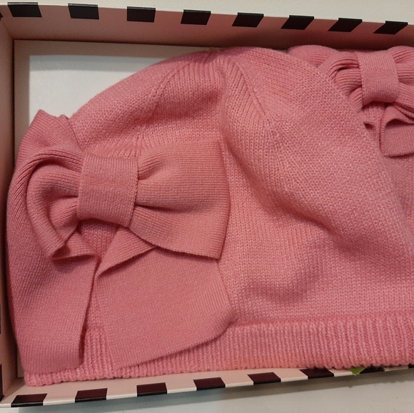 kate spade hat and gloves/ mitts with bows brand new. Box is damaged - Picture 4 of 4
